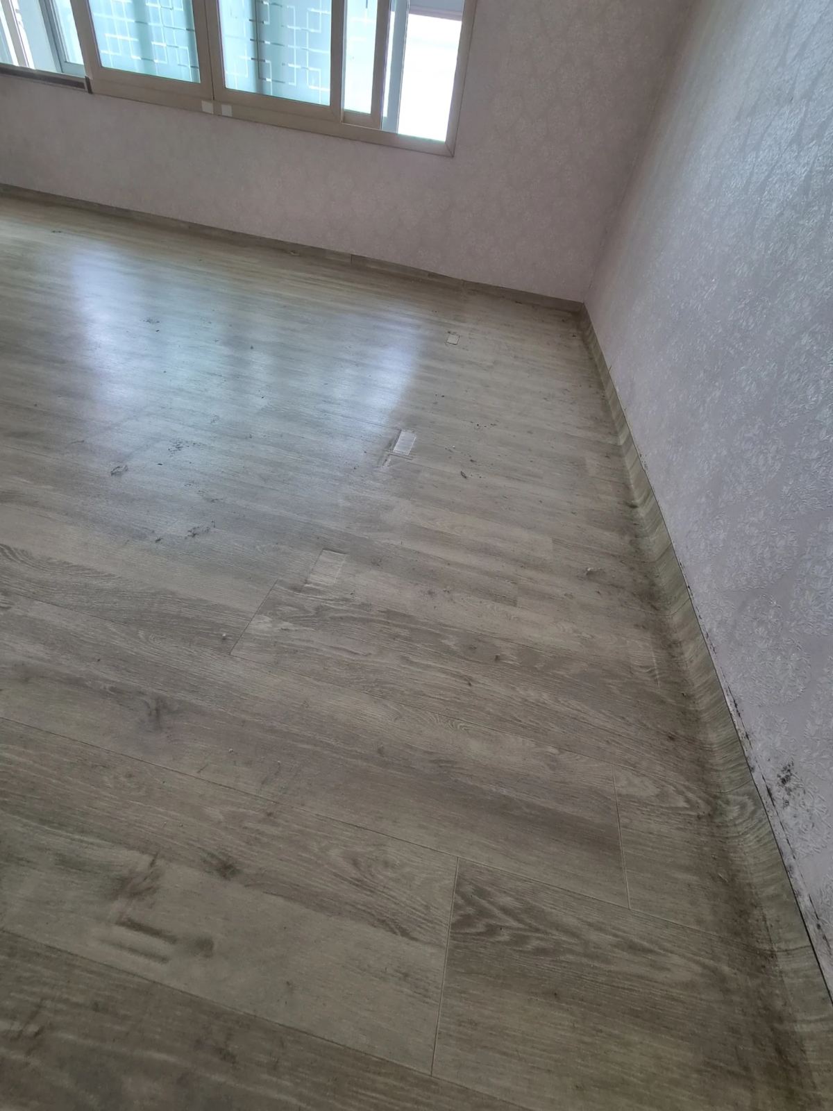 걸레받이몰딩시공 전 걸레받이가 없는 리모델링 현장 바닥